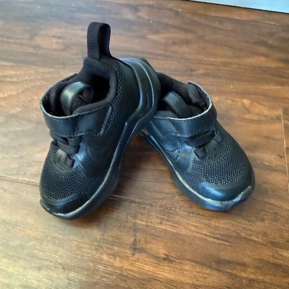 Nike Cosmic Runner All-Black Kids' Sneakers-Size 3C NWOT